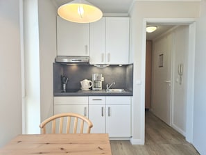 Køleskab, kaffe-/temaskine, elkedel, brødrister