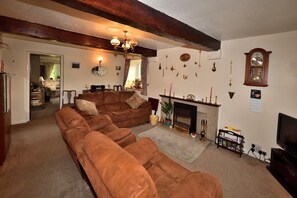 TV, fireplace, DVD player, stereo - Idle for walking. In the centre of the 3peaks (Settle)