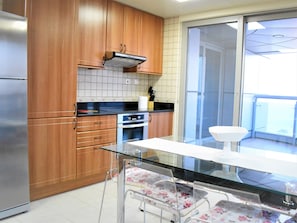 Appartement Deluxe | Cuisine privée | Grand réfrigérateur, micro-ondes, four, plaque de cuisson