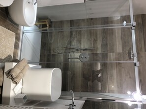 Dusche, Haartrockner, Bidet, Handtücher