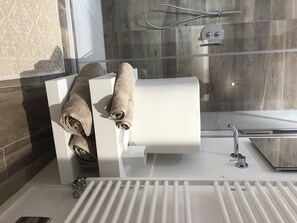 Doccia, asciugacapelli, bidet, asciugamani