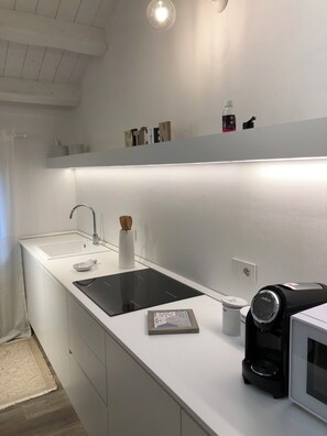 Kühlschrank, Mikrowelle, Herdplatte, Geschirrspüler