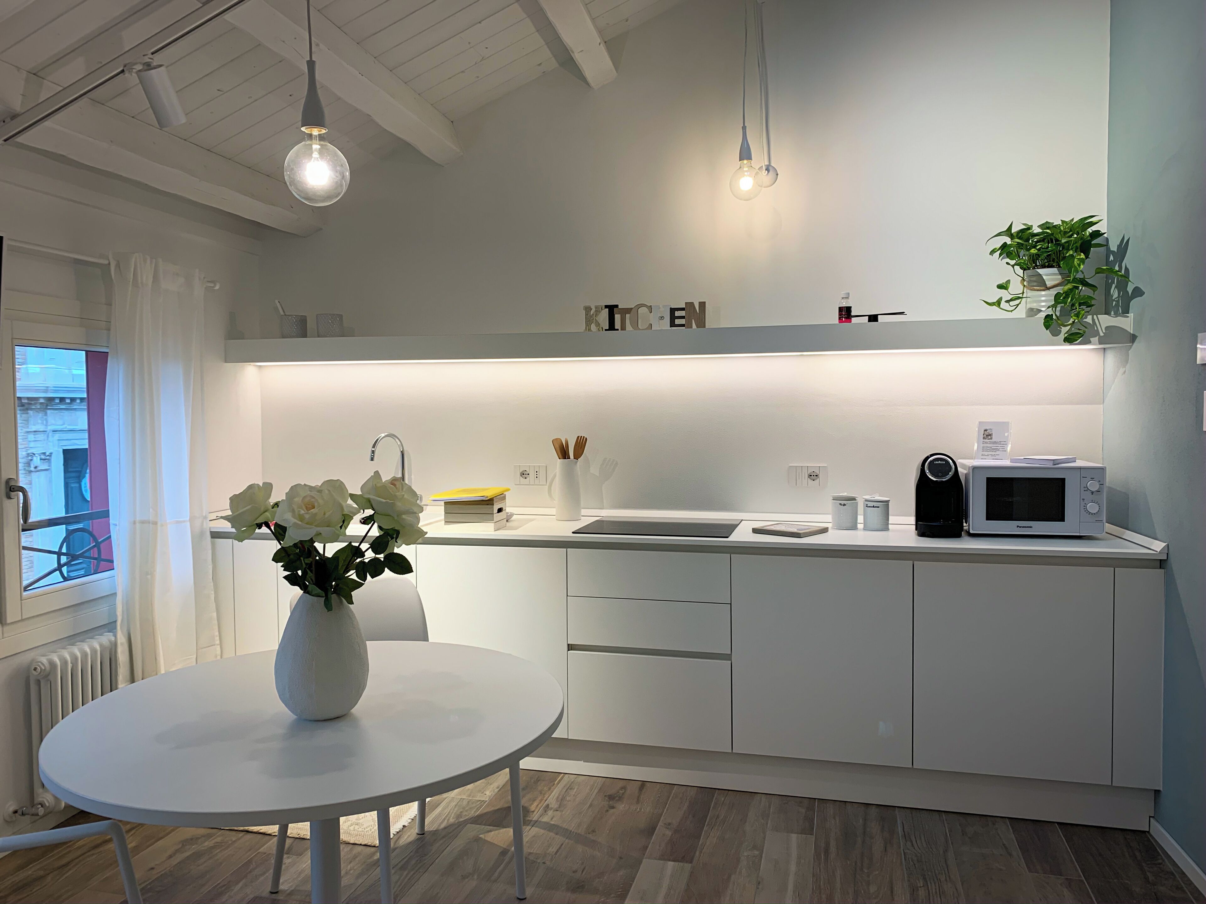 Réfrigérateur, micro-ondes, plaque de cuisson, lave-vaisselle