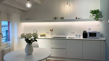 Réfrigérateur, micro-ondes, plaque de cuisson, lave-vaisselle
