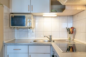Fridge, microwave, oven, coffee/tea maker