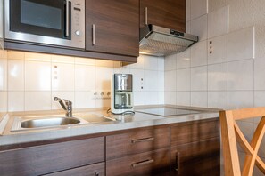 Køleskab, mikrobølgeovn, kaffe-/temaskine, elkedel