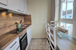 Kühlschrank, Ofen, Geschirrspüler, Wasserkocher mit Kaffee-/Teezubehör
