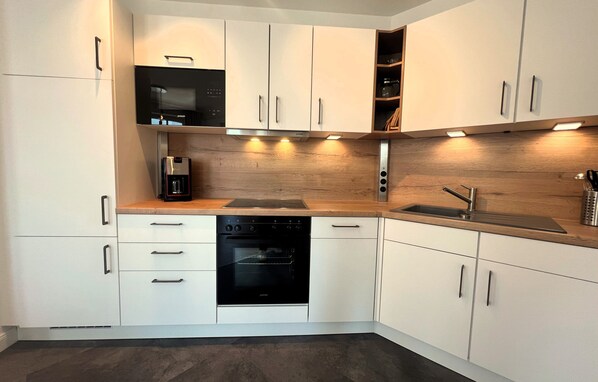 Kühlschrank, Mikrowelle, Ofen, Geschirrspüler