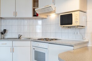 Kühlschrank, Mikrowelle, Ofen, Wasserkocher mit Kaffee-/Teezubehör