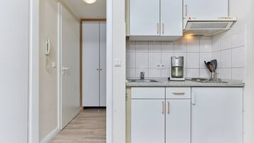 Een koelkast, een koffiezetapparaat/waterkoker, een waterkoker