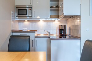 Køleskab, mikrobølgeovn, opvaskemaskine, kaffe-/temaskine