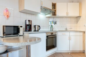 Kühlschrank, Mikrowelle, Ofen, Wasserkocher mit Kaffee-/Teezubehör