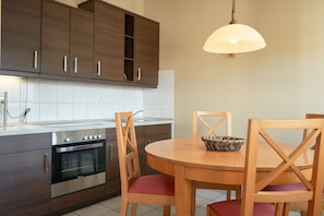 Kühlschrank, Mikrowelle, Ofen, Wasserkocher mit Kaffee-/Teezubehör