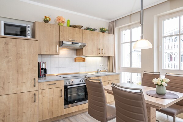 Fridge, oven, dishwasher, coffee/tea maker