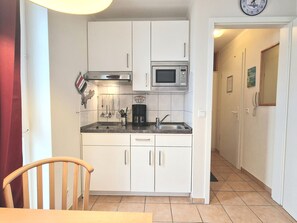 Kühlschrank, Mikrowelle, Wasserkocher mit Kaffee-/Teezubehör