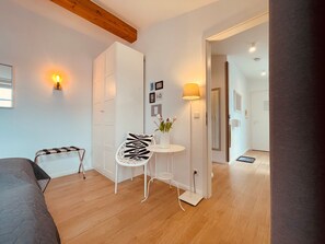 2 soveværelser, pengeskab på værelset, skrivebord, weekendseng