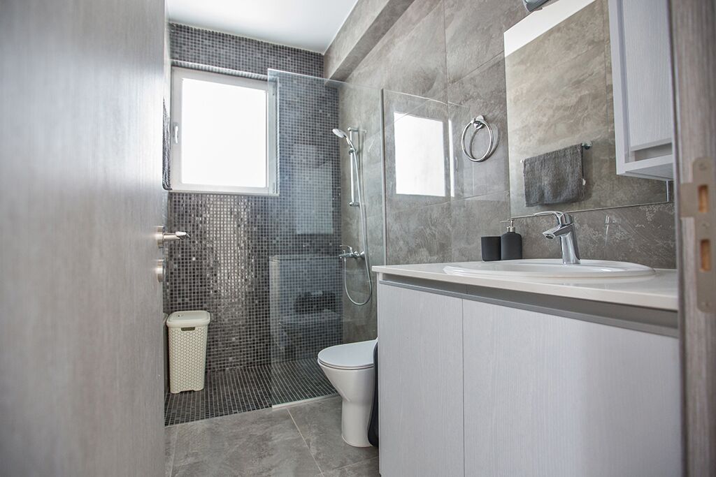 Douche, sèche-cheveux, serviettes fournies, savon