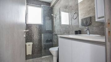 Douche, sèche-cheveux, serviettes fournies, savon
