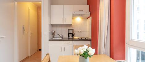 Kühlschrank, Wasserkocher mit Kaffee-/Teezubehör, Wasserkocher, Toaster