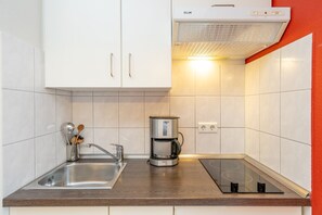 Kühlschrank, Wasserkocher mit Kaffee-/Teezubehör, Wasserkocher, Toaster