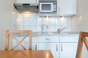 Een koelkast, een magnetron, een koffiezetapparaat/waterkoker