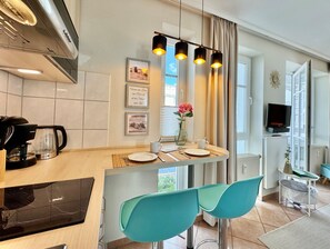 Køleskab, mikrobølgeovn, kaffe-/temaskine, elkedel