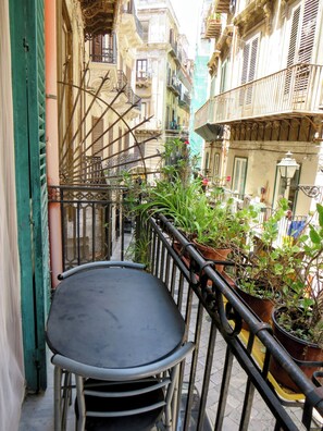 Property grounds - Large room in the heart of Palermo (Palermo)