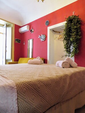 1 bedroom, iron/ironing board, travel crib, free WiFi - Large room in the heart of Palermo (Palermo)