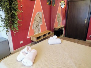 1 chambre, fer et planche Ă repasser, Wi-Fi gratuit, draps fournis