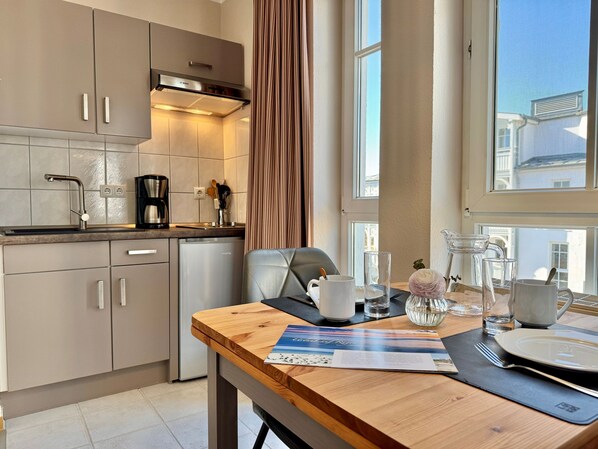 Køleskab, mikrobølgeovn, kaffe-/temaskine, elkedel