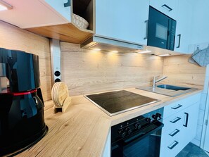 Kühlschrank, Mikrowelle, Ofen, Geschirrspüler