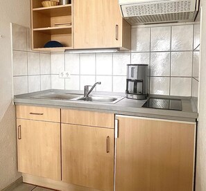 Køleskab, mikrobølgeovn, kaffe-/temaskine, elkedel