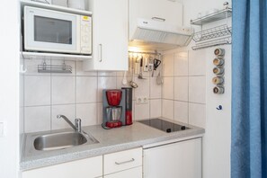 Køleskab, mikrobølgeovn, kaffe-/temaskine, elkedel