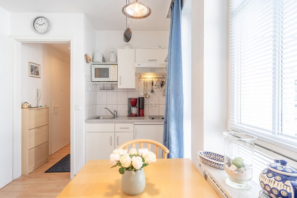 Køleskab, mikrobølgeovn, kaffe-/temaskine, elkedel