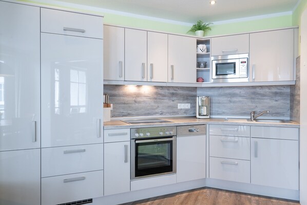 Kühlschrank, Mikrowelle, Ofen, Geschirrspüler