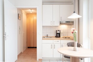 Køleskab, kaffe-/temaskine, elkedel, brødrister