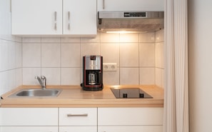 Køleskab, kaffe-/temaskine, elkedel, brødrister