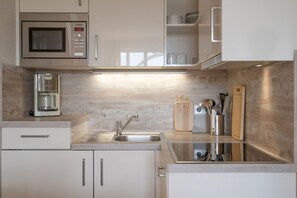 Køleskab, mikrobølgeovn, opvaskemaskine, kaffe-/temaskine