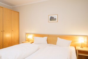 2 Schlafzimmer, Schreibtisch, Reisekinderbett, WLAN