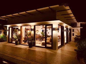 Fassade der Unterkunft – Abend/Nacht