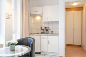 Kühlschrank, Wasserkocher mit Kaffee-/Teezubehör, Wasserkocher, Toaster