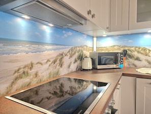 Kühlschrank, Mikrowelle, Ofen, Geschirrspüler