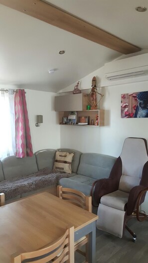 Platt-tv, dvd-spelare, böcker och ett musikbibliotek