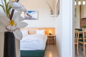 2 bedrooms, desk, WiFi, bed sheets