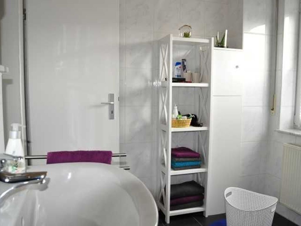 Sèche-cheveux, serviettes fournies, savon, papier toilette