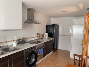 Kühlschrank, Mikrowelle, Ofen, Geschirrspüler