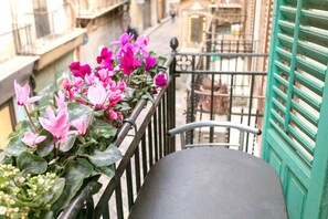 Property grounds - Huge bedroom close to the seafront, right in the city centre (Palermo)