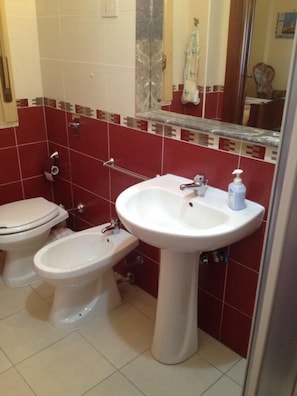 Classic Double Room | Bathroom | Shower, rainfall showerhead, bidet, towels - B&B Intrabartolo (Trapani)