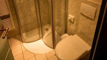 Haartrockner, Handtücher, Seife, Toilettenpapier