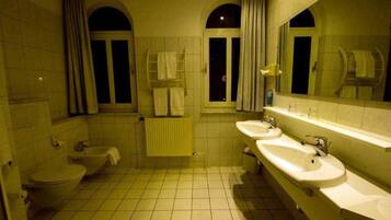 Haartrockner, Handtücher, Seife, Toilettenpapier